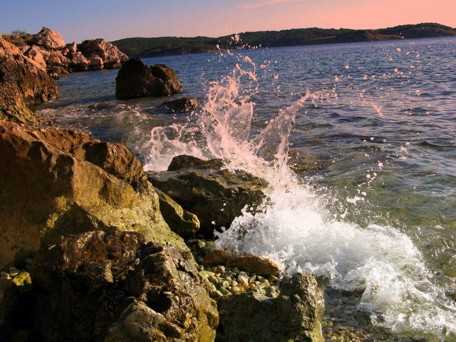 Paysage côtier et insulaire sur Rab en Croatie