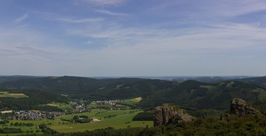 Vue depuis le Feldstein sur Elleringhausen, Bornstein et Goldstein dans le Sauerland