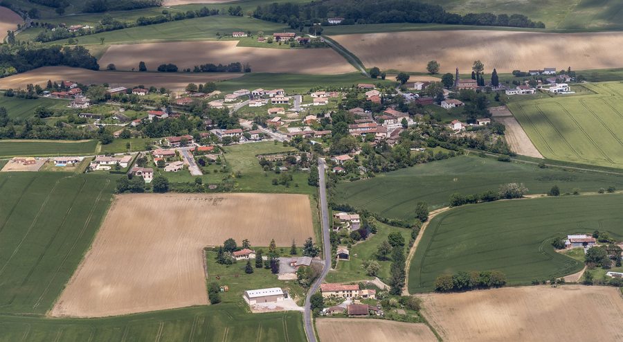 Vue aérienne de Montcabrier, Tarn, France