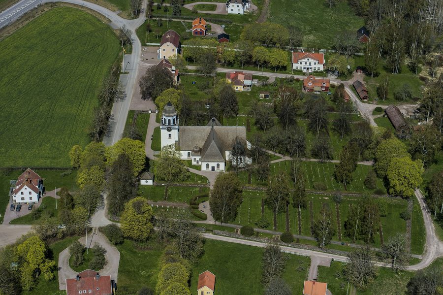 Säby kyrka dans le paysage rural près de Tranås, vue d'en haut