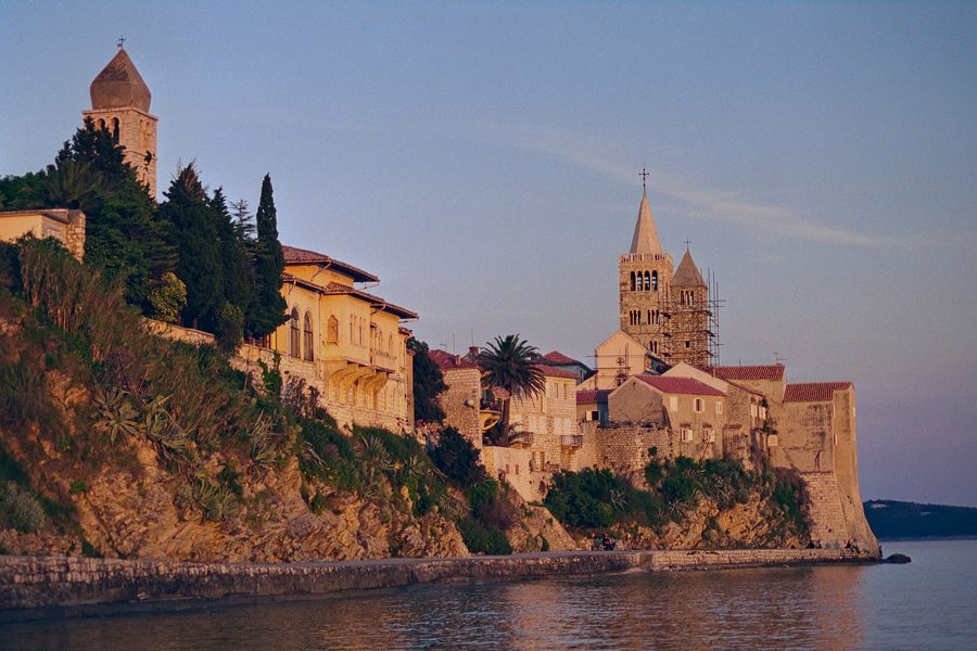 Vieille ville historique de Rab sur l’île de Rab avec une silhouette urbaine marquante