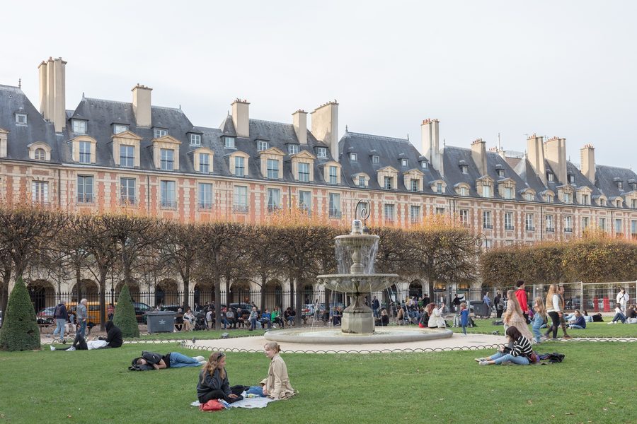 La place des Vosges dans le Marais, montrant la place historique et les arcades environnantes.
