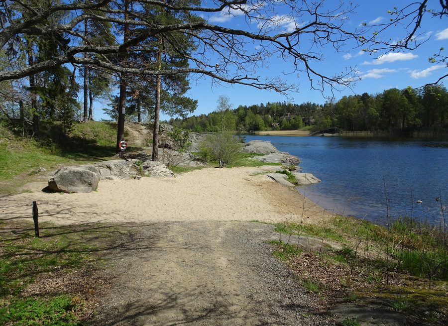Réserve naturelle de Drevviken avec le Lännabadet au bord de l’eau