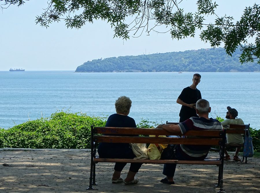 Scène dans le parc Primorski de Varna avec la mer Noire en arrière-plan