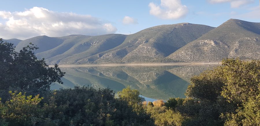 Paysage au lac de Paralimni dans les environs de Skroponeria