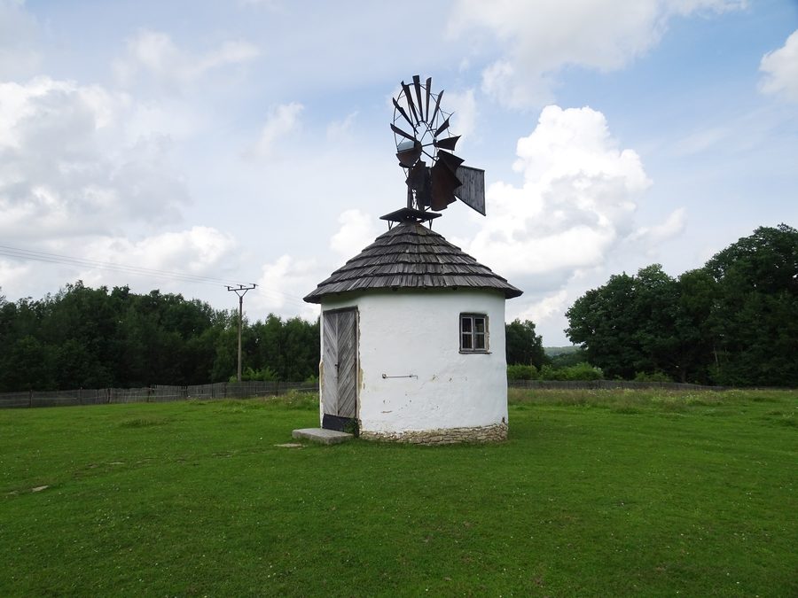 Moulin à vent à Jindřichovice pod Smrkem dans le piémont rural des monts Jizera