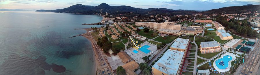 Zone de plage du Messonghi Beach Holiday Resort à Moraḯtika sur Corfou
