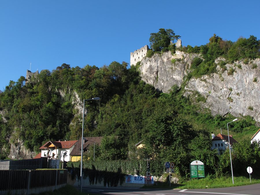 Ruine du château de Losenstein sur une colline boisée