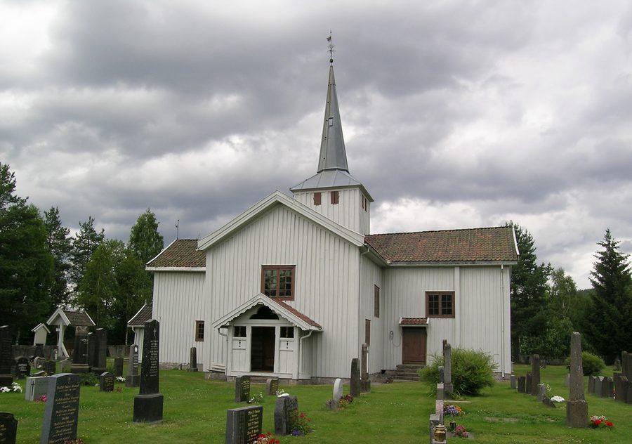 Vue extérieure de l’église en bois Svene kirke à Flesberg, Norvège