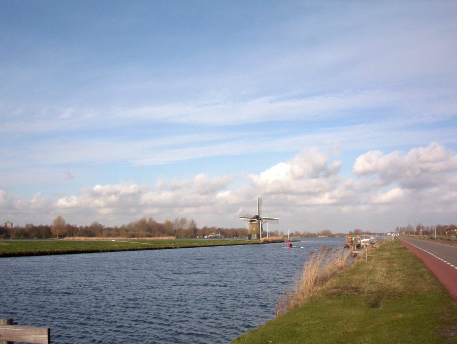Moulin à vent de Hommel sur le Ringvaart avec digue circulaire et étendue d’eau