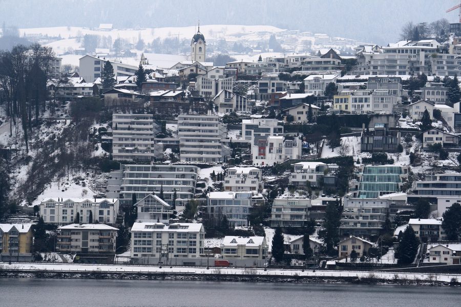 Vue sur Wollerau depuis le lac de Zurich, au bord du haut lac de Zurich