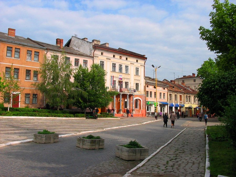 Place du Rynok dans la ville de Berezhany, région de Ternopil, ouest de l’Ukraine