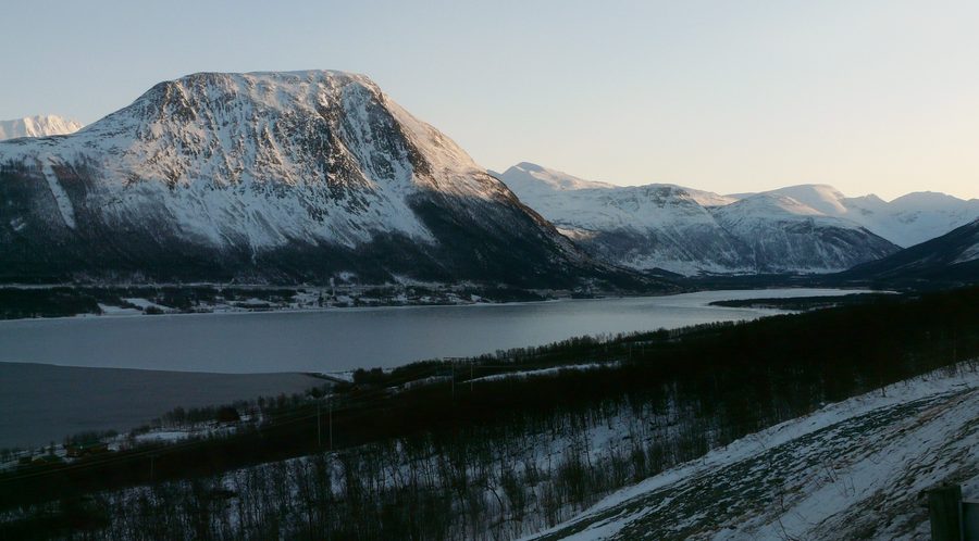 Vue sur le paysage du Balsfjord vers Nordkjosbotn et le mont Perstinden