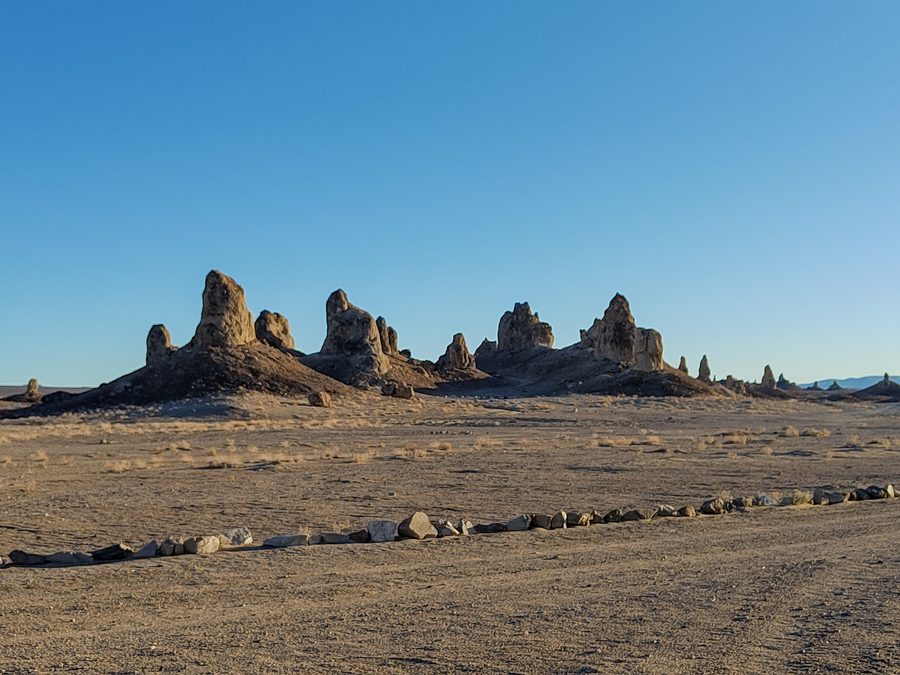 Les Trona Pinnacles s’élevant du bassin asséché du lac Searles dans le désert californien