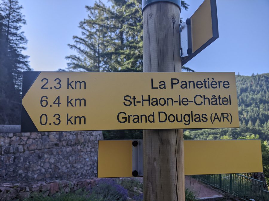 Panneau de randonnée près du barrage de La Tache à Renaison