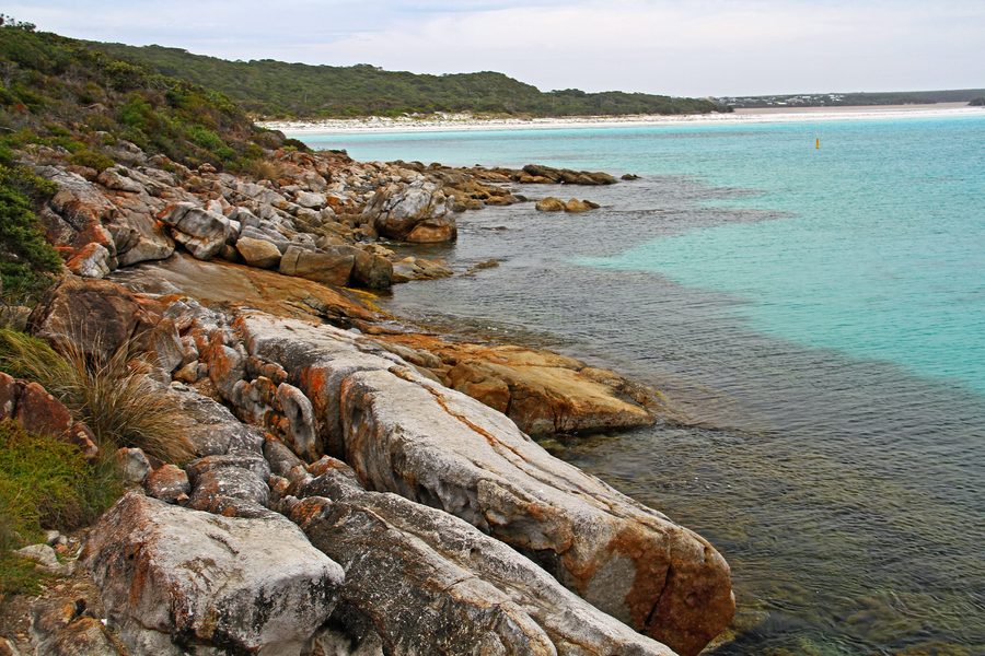 Eaux côtières turquoise avec herbiers marins dans la réserve marine du Commonwealth de Bremer, près de Bremer Bay