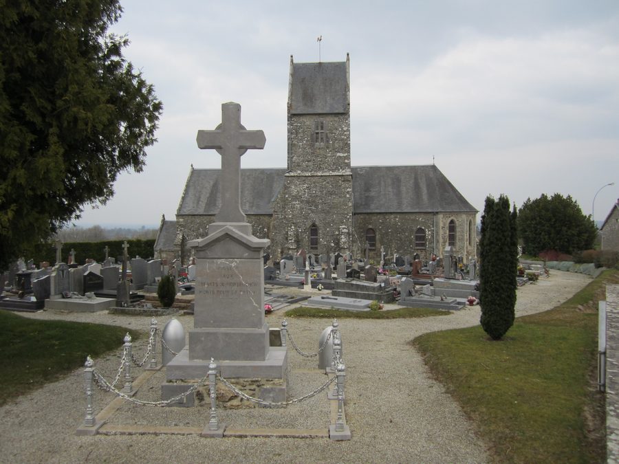 Vue extérieure de l’église paroissiale Saint-Martin à Monthuchon