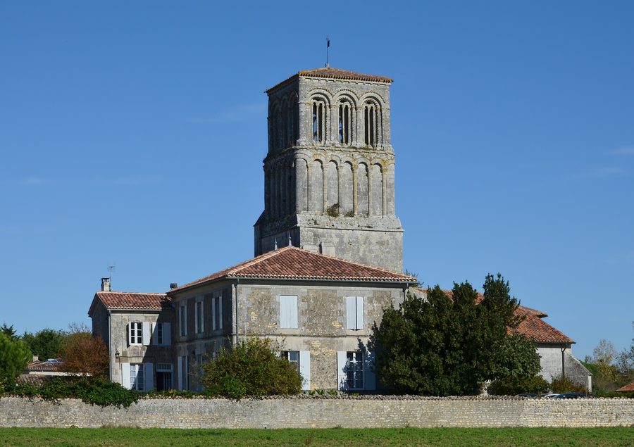 Le clocher de Thézac, vu depuis la route départementale D138