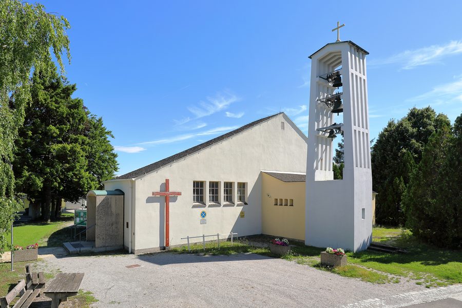 L’église filiale catholique romaine Saint-Pierre à Teesdorf avec son clocher indépendant.