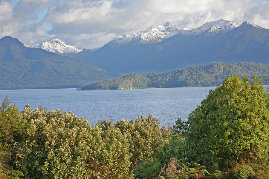 Lac Te Anau avec des montagnes dans la région de Fiordland