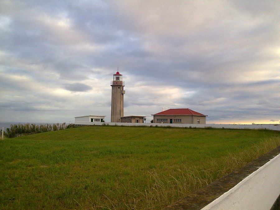 Farol de Ponta Garça sur la côte de São Miguel aux Açores