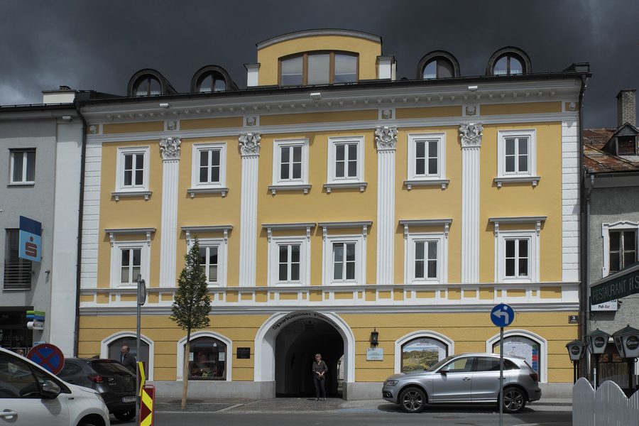 Bâtiment sur la place de la ville à Radstadt dans le Land de Salzbourg