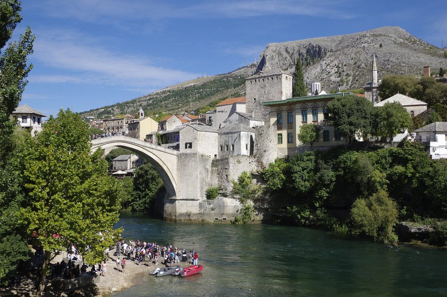 Vieux pont de Mostar au-dessus de la Neretva