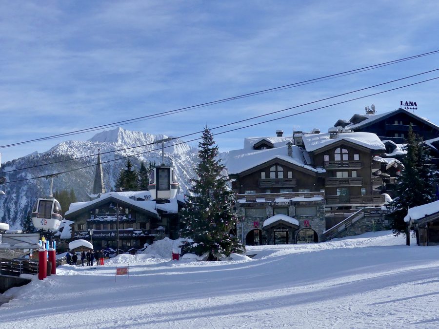 Courchevel 1850 au matin avant Noël avec le centre du village enneigé