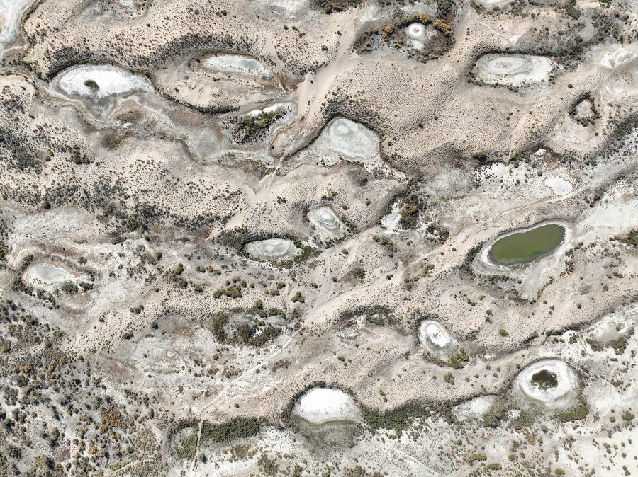 Vue aérienne des salines de la réserve de Pribalkhash, près de Balkhach, au Kazakhstan.