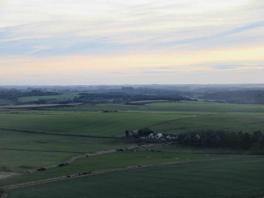 Le monument Ythsie Prop avec vue sur le paysage de l'Aberdeenshire