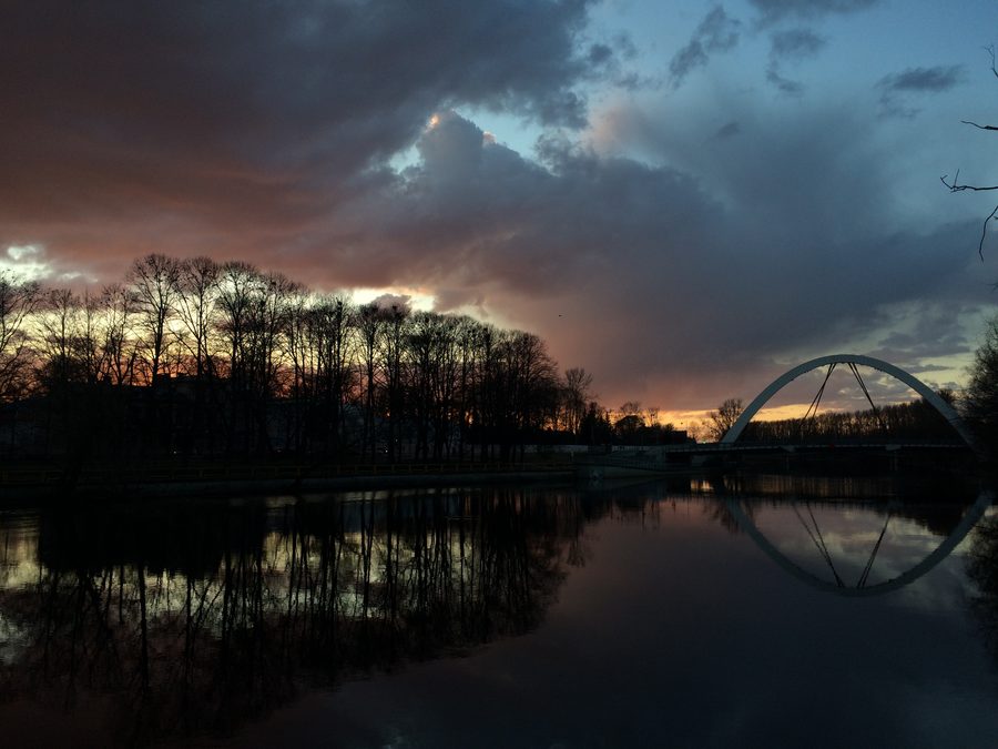 L’Emajõgi à Tartu avec ses berges et le paysage urbain