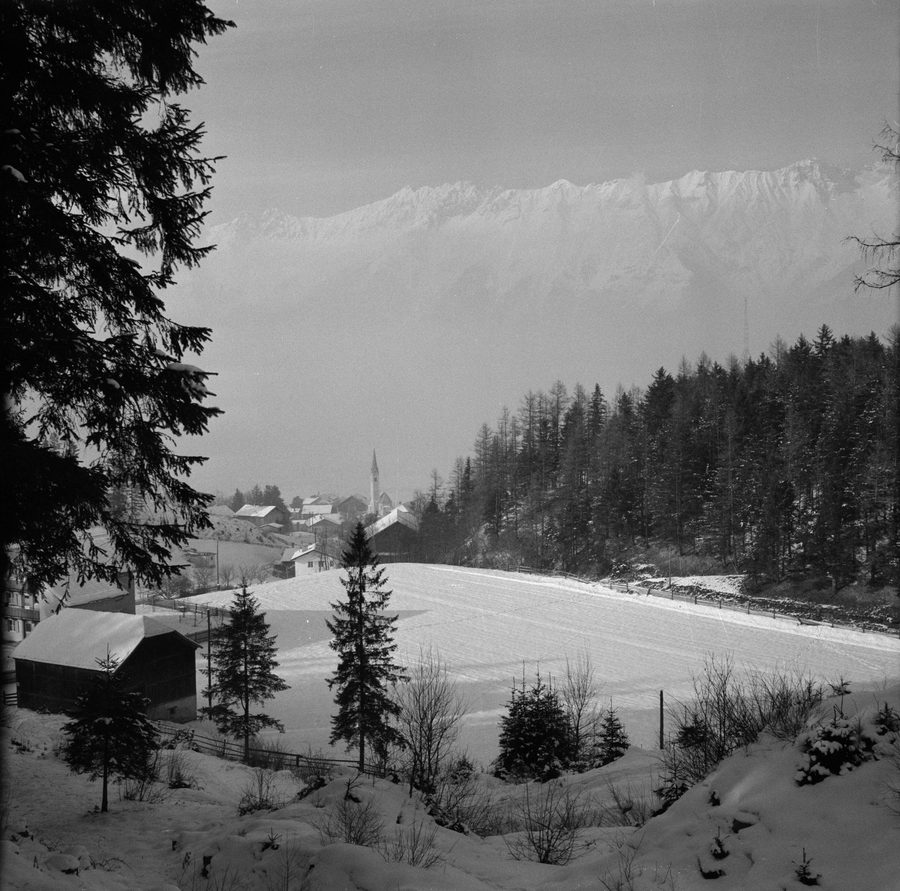Aldrans au Tyrol comme village enneigé devant un paysage alpin de montagne