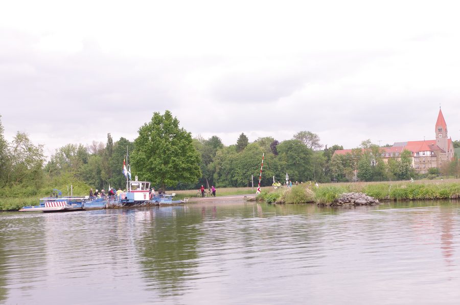 Bac du Main à Wipfeld sur le Main avec le monastère Saint-Louis en arrière-plan