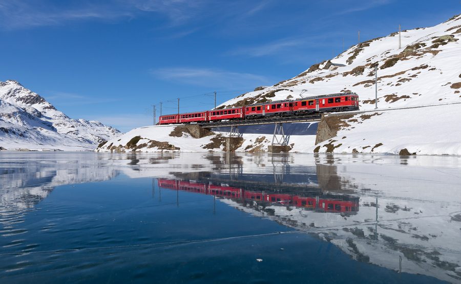 Train du chemin de fer de la Bernina sur la ligne vers Tirano près d'Ospizio Bernina