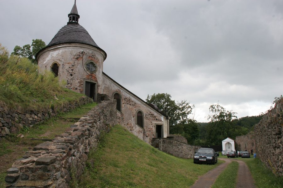 Le château de Potštejn au-dessus de la vallée de l’Orlice, en Bohême orientale.