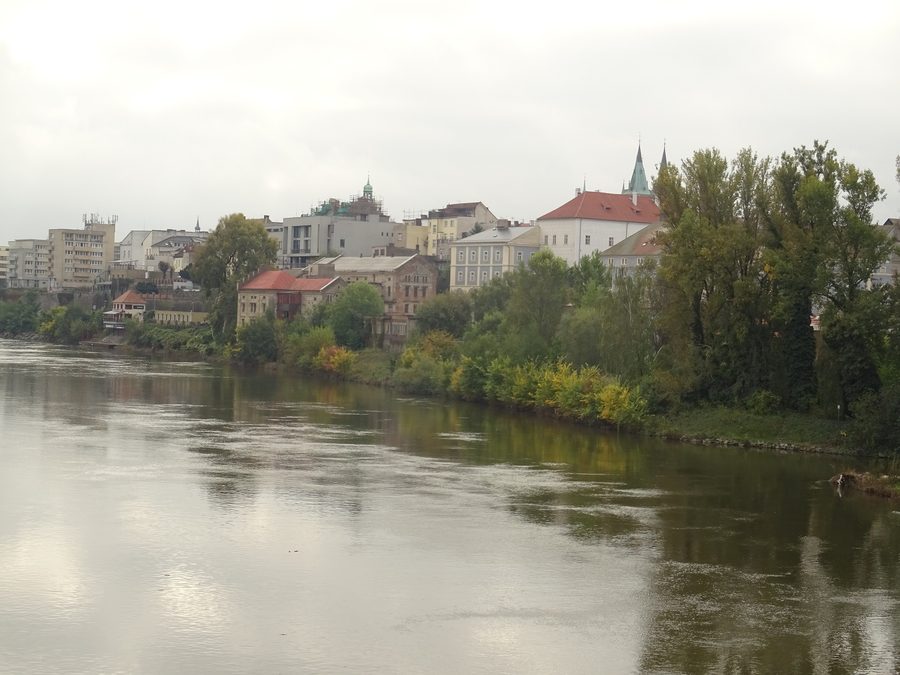 Vue depuis une passerelle piétonne sur Kolín et les environs de Kmochův ostrov