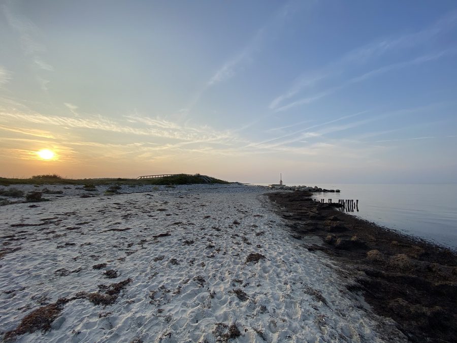 Plage de sable au Kleine Binnensee près de Behrensdorf avec vue sur la mer Baltique