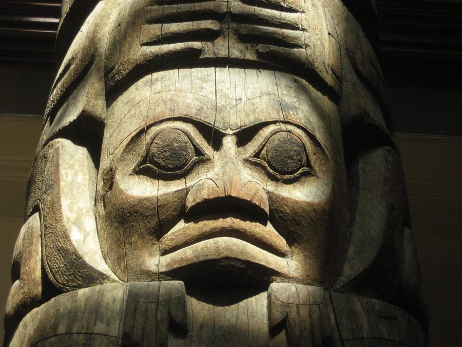 Un poteau totémique haïda sculpté de Tanu.