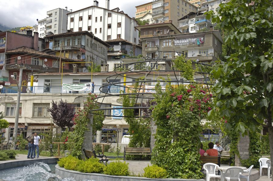 Ville d’Artvin construite le long de collines escarpées avec Atapark et un petit ruisseau