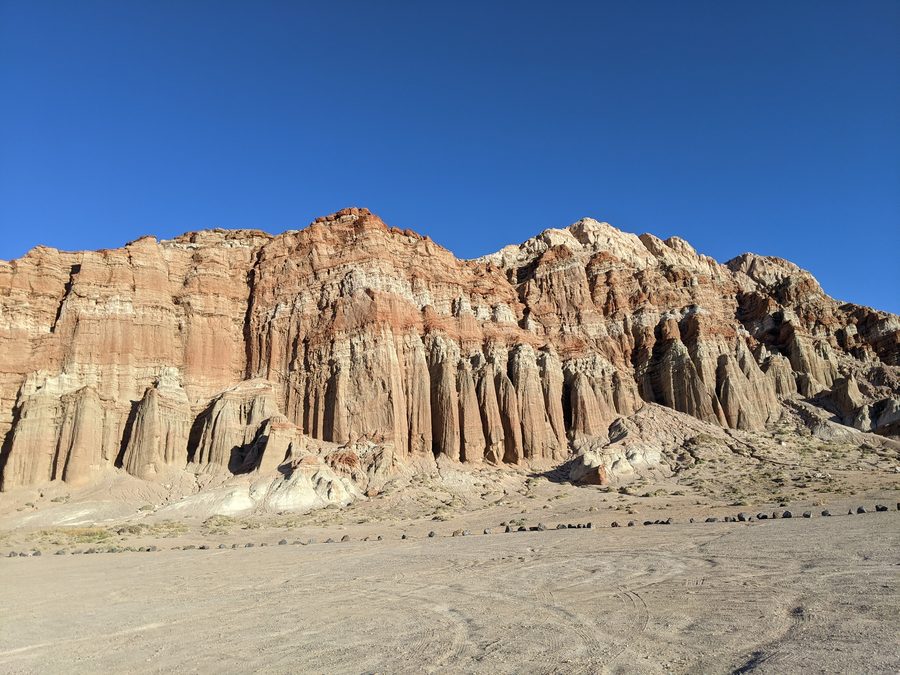 Paysage montagneux automnal de l’Eastern Sierra en Californie.