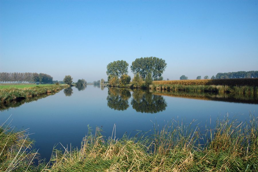 Vue sur la Hollandersgatkreek à Sint-Laureins avec un paysage plat de polders