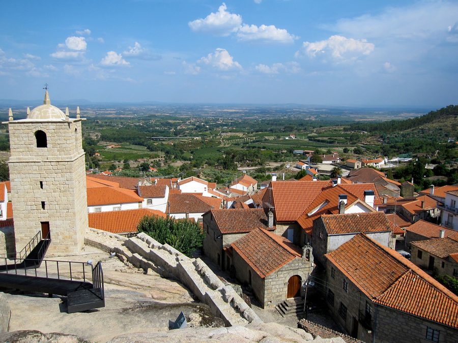 Vue du village de Castelo Novo depuis le château, montrant des bâtiments historiques et le paysage environnant