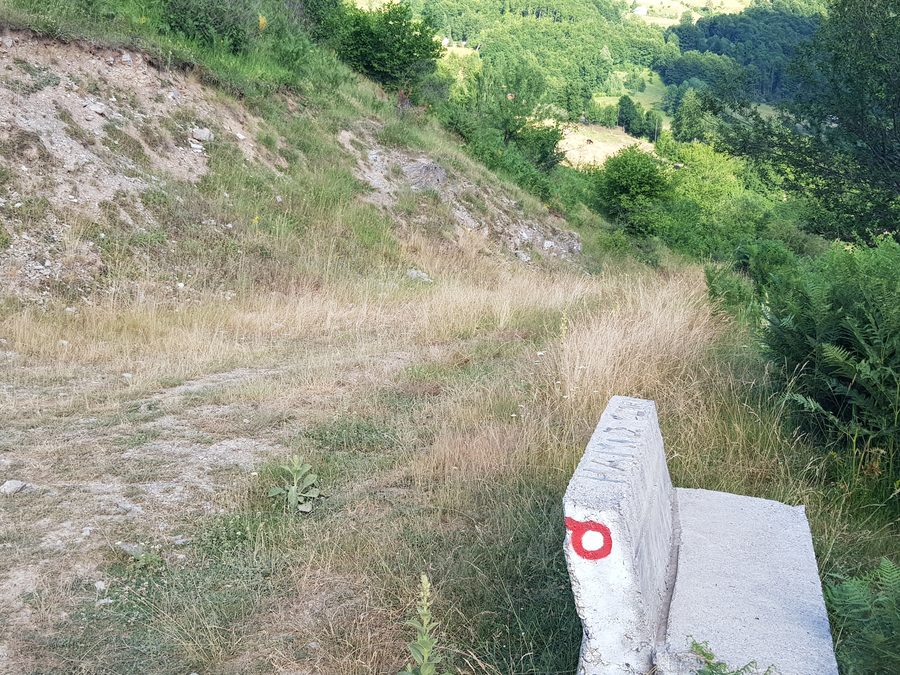 Paysage de montagne près de Plav au Monténégro avec les sommets de la région des Peaks of the Balkans