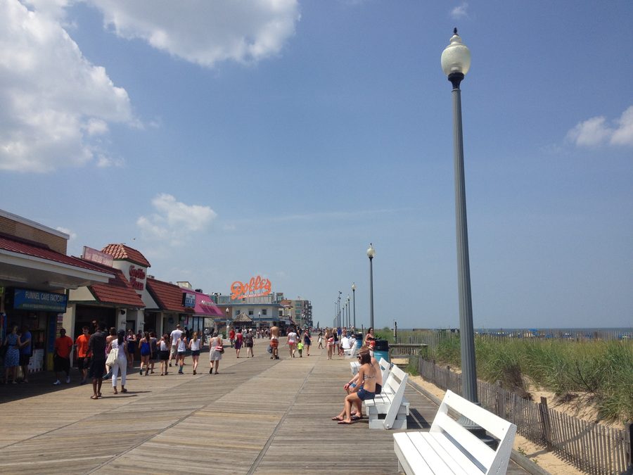 La promenade de Rehoboth Beach avec vue vers le nord, en direction de Rehoboth Avenue.