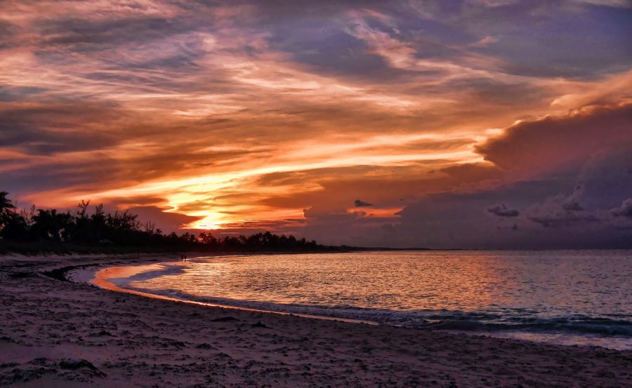 Coucher de soleil sur une plage le long de la côte atlantique d’Eleuthera aux Bahamas