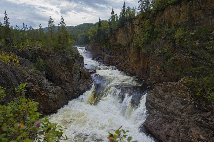 Cascade de Trongfossen dans la rivière Namsen, Namsskogan