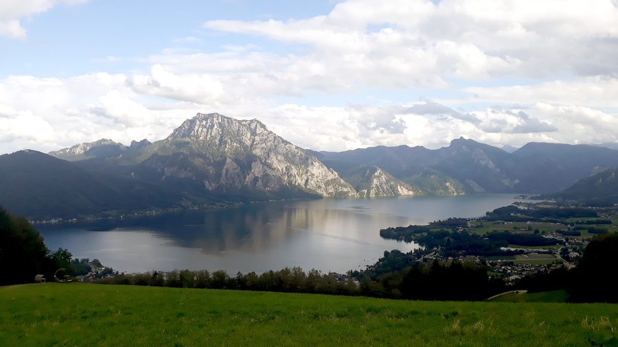 Vue sur le Traunsee vers le Traunstein dans le Salzkammergut.