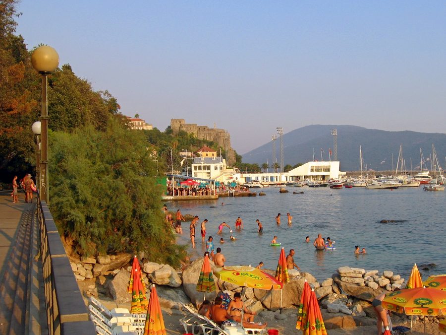 Promenade du bord de mer Pet Danica au bord de la mer à Herceg Novi
