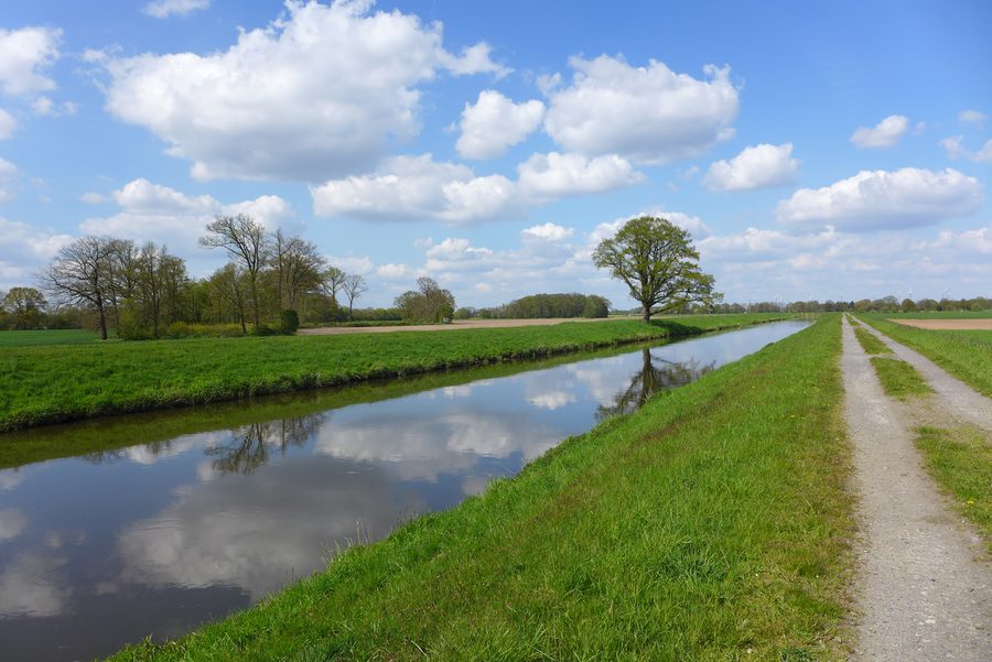 Vallée de la Hase à Badbergen avec un cours d’eau régulé