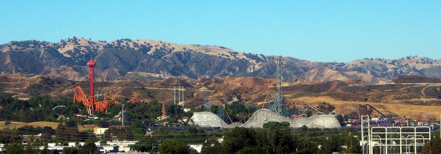 Vue d’ensemble de Six Flags Magic Mountain avec des montagnes russes et les collines environnantes